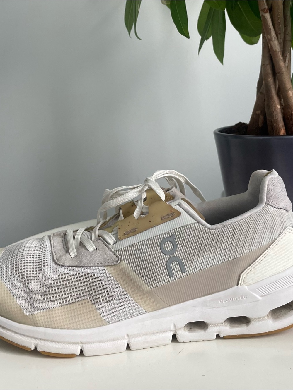 Women Size 8 On Running Cloudrift
Ivory Cream Shoes